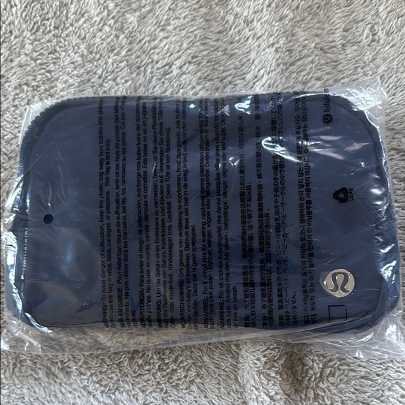 Lululemon Navy 1 liter belt bag - Picture 1 of 12